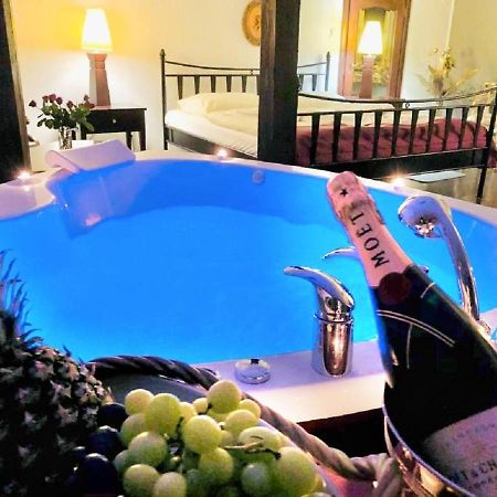 Restauracja - Hotel Mocca D'Oro Миколов Екстериор снимка